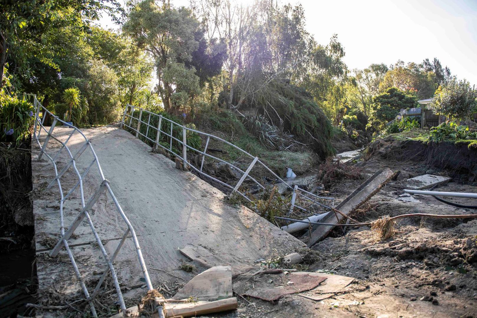 A general view of a damaged bridge after a small creek bursts its bank causing houses to flood in Havelock North, New Zealand. February 18, 2023. New Zealand Defence Force/Handout via REUTERS    THIS IMAGE HAS BEEN SUPPLIED BY A THIRD PARTY NO RESALES. NO ARCHIVES MANDATORY CREDIT Photo: New Zealand Defence Force/REUTERS