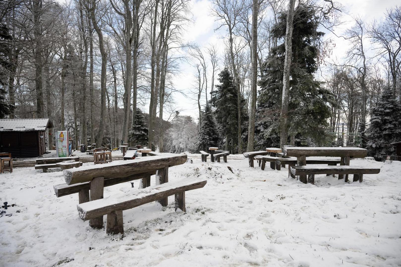 Na postaji Puntijarka zabilježena su tri centimetra snijega u 7 sati, a dnevna temperatura kreće se oko jednog Celzijeva stupnja.