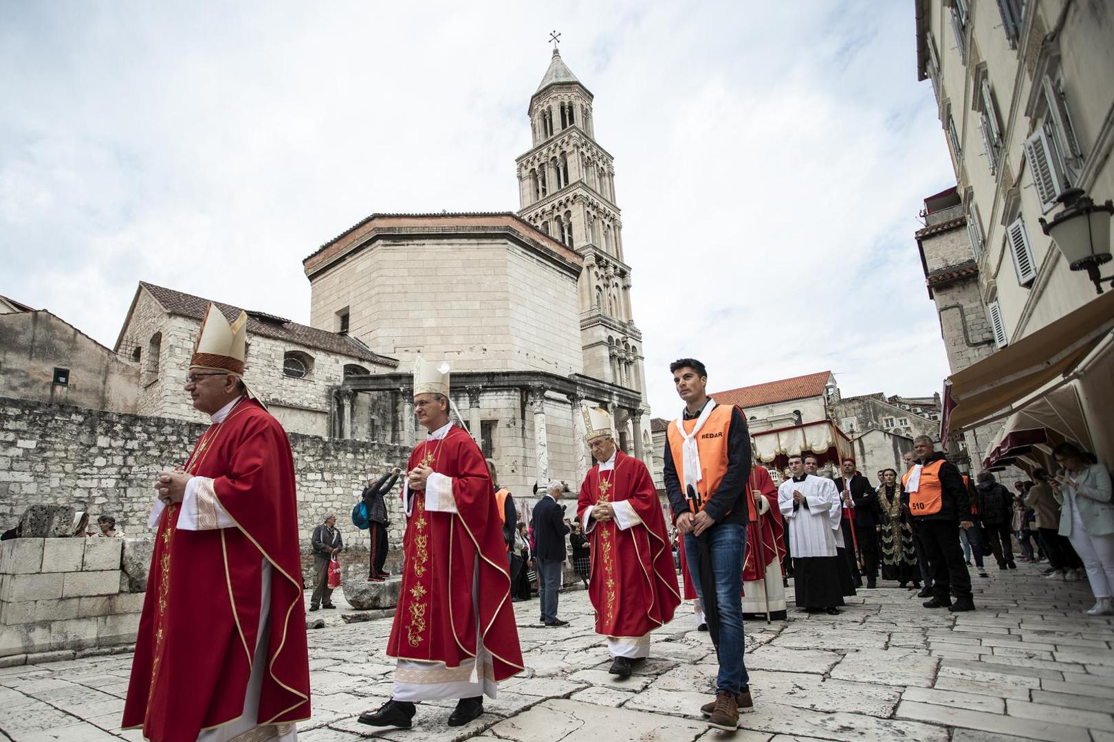 07.05.2022., Split - Na svetkovinu nebeskog zastitnika Splitsko-makarske nadbiskupije i grada Splita sv. Dujma, odrzala se tradicionalna procesija od Katedrale do prigodnog oltara na splitskoj Rivi. Na proslavi su kao izaslanici predsjednika Vlade RH sudjelovali ministrica kulture i medija Nina Obuljen Korzinek, te ministar gospodarstva i odrzivog razvoja Davor Filipovic.
   Photo: Milan Sabic/PIXSELL