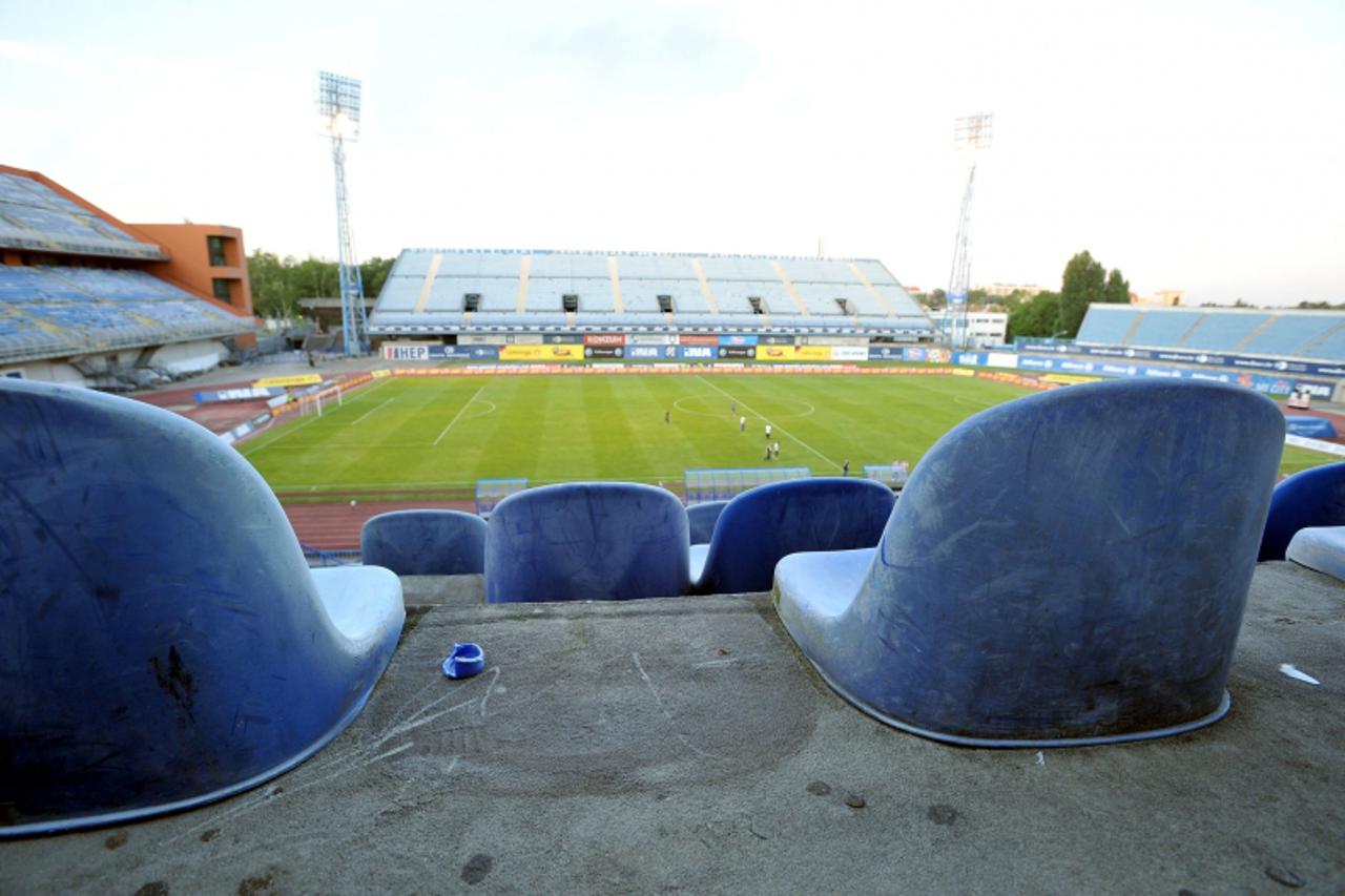 'sport....zagreb... 21.07.2009.  stadion Maksimir - uzvratna nogometna utakmica 2. pretkolo UEFA Liga prvaka, Dinamo - Pjunik / tribine, nema sjedalica, losa rasvjeta, uefa nedozvoljava igranje utakmi