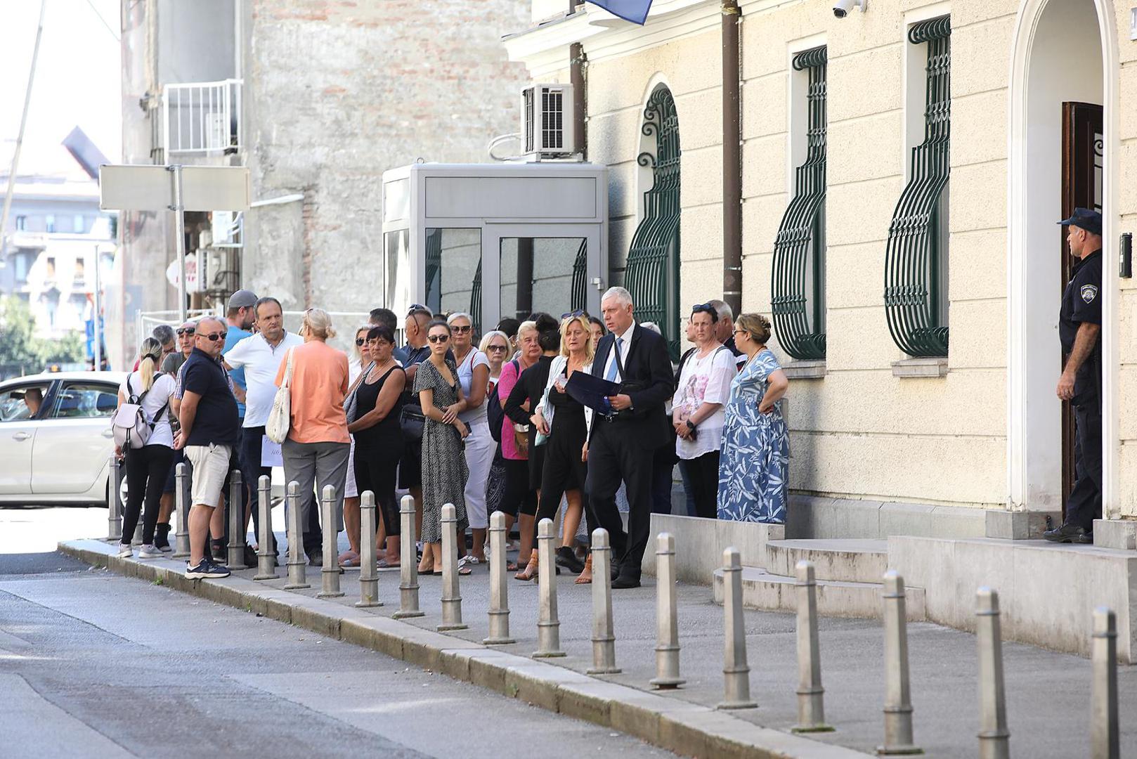 14.08.2023., Zagreb - Roditelji i clanovi obitelji navijaca Dinama uhicenih prosli tjedan u Ateni okupili su se ispred Ministarstva vanjskih poslova nakon sto su se jucer obratili za pomoc predsjedniku Vlade te puckoj pravobraniteljici. Svim hrvatskim navijacima odredjen je pritvor nakon sto su uhiceni prosli tjedan u Ateni zbog navijackih sukoba  u kojima je smrtno stradao jedan navijac AEK-a, a obitelji apeliraju na institucije da im se organizira pravicno sudjenje.  Photo: Patrik Macek/PIXSELL