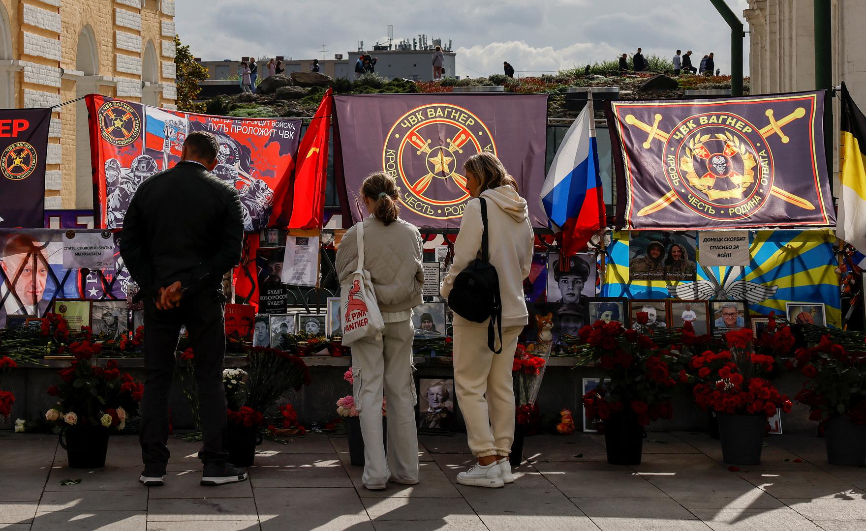 People visit a makeshift memorial for Yevgeny Prigozhin, head of the Wagner mercenary group, and Dmitry Utkin, the group commander, while marking 40 days since their death to respect an Orthodox tradition, in central Moscow, Russia, October 1, 2023. REUTERS/Evgenia Novozhenina Photo: EVGENIA NOVOZHENINA/REUTERS