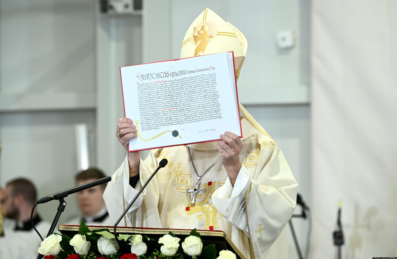 29.04.2023., Zagreb - Svecanim liturgijskim slavljem sluzbu novog zagrebackog nadbiskupa preuzeo je monsinjor Drazen Kutlesa postavsi tako 77. zagrebacki biskup, odnosno 9. nadbiskup metropolit zagrebacki. Nuncij u hrvatskoj Mons. Giorgio Lingua Photo: Marko Lukunic/PIXSELL