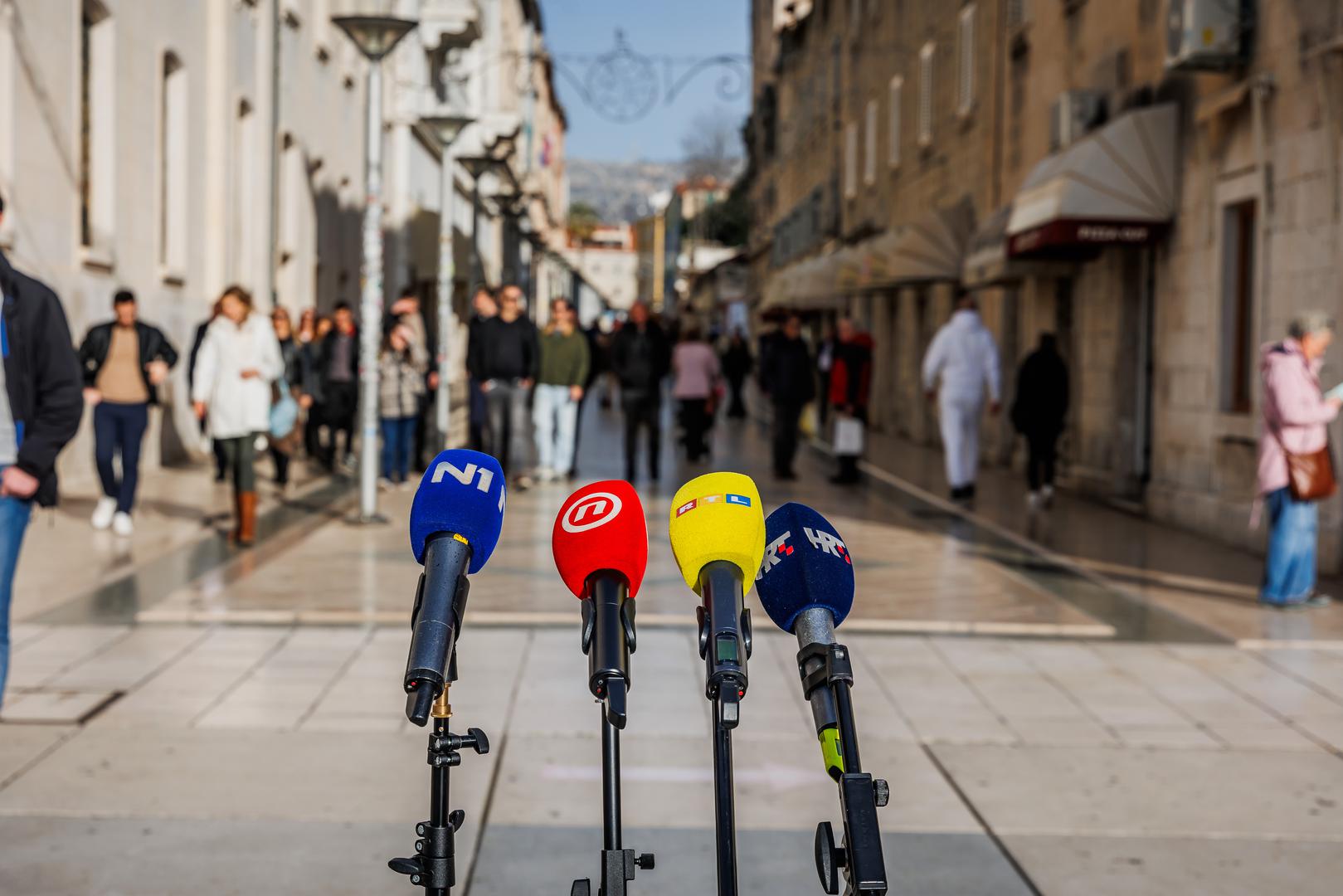 "Išao sam se sunčati i vidio da daje izjavu. Bilo mi je pomalo tužno jer nije bilo nikoga iza nje, a svi političari obično imaju nekoga iza sebe. Pa sam odlučio zaplesati i pojesti pizzu da ne bude sama. Nije bilo ni neugodno, ali nisam htio stati preblizu jer sam veći od njenog muža, pa sam stajao malo sa strane," ispričao je Bedalov za Slobodnu Dalmaciju.