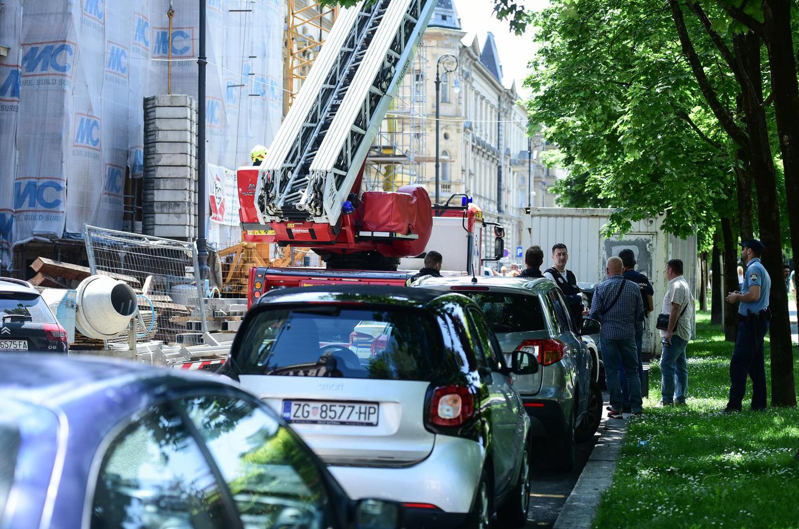 25.5.2023., Zagreb - Prilikom radova na zgradi na Zrinjevcu radnik je ozlijedjen u eksploziji. Policija i vatrogasci na terenu.  Photo: Neva Zganec/PIXSELL