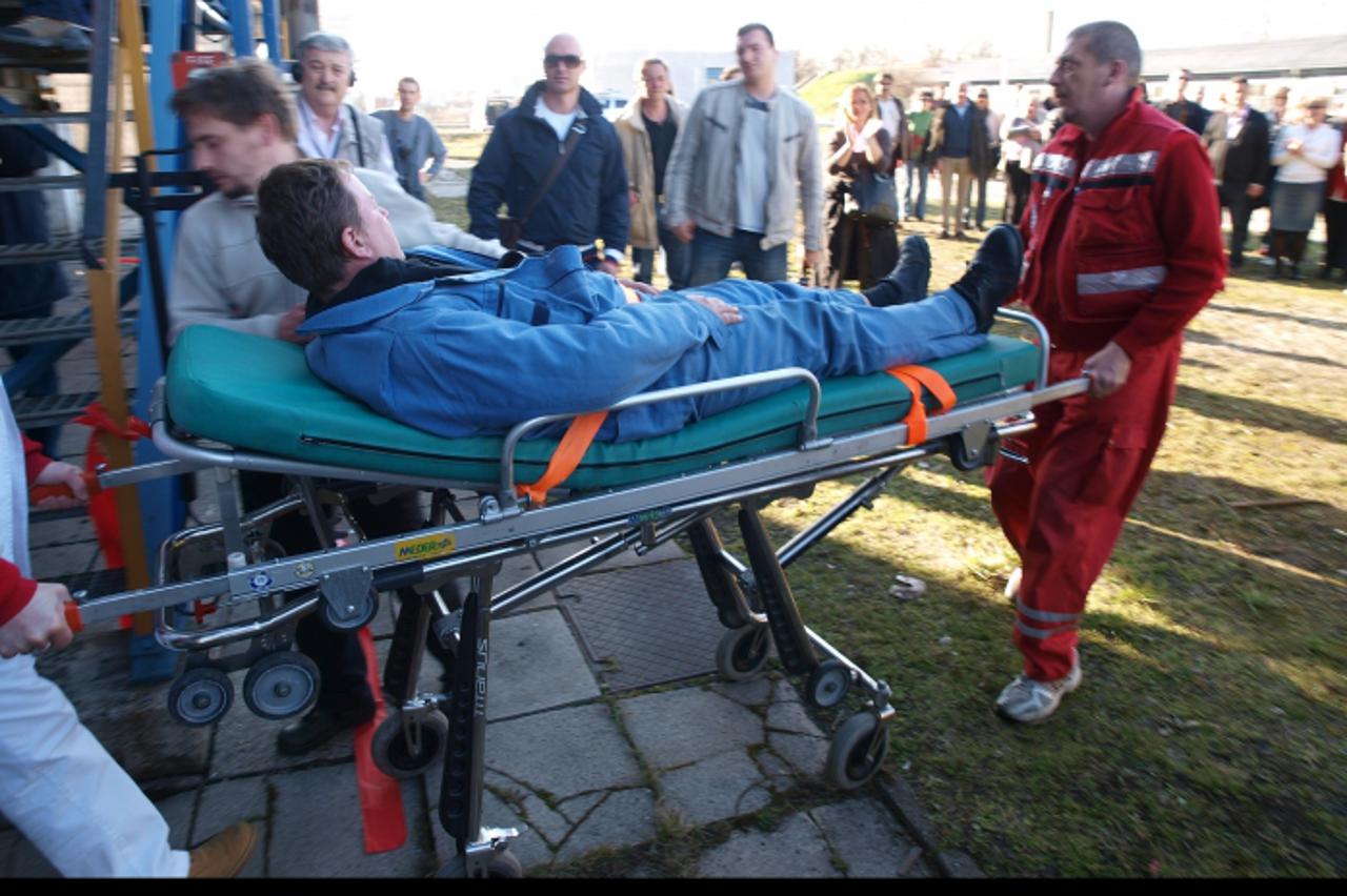 '16.03.2012., Zagreb - Radnicima DIOKI-a koji su prosvjedovali na platformi pozlilo od vrucine, pa je intervenirala Hitna pomoc. Kresimir Belobrk. Photo: Borna Filic/PIXSELL'