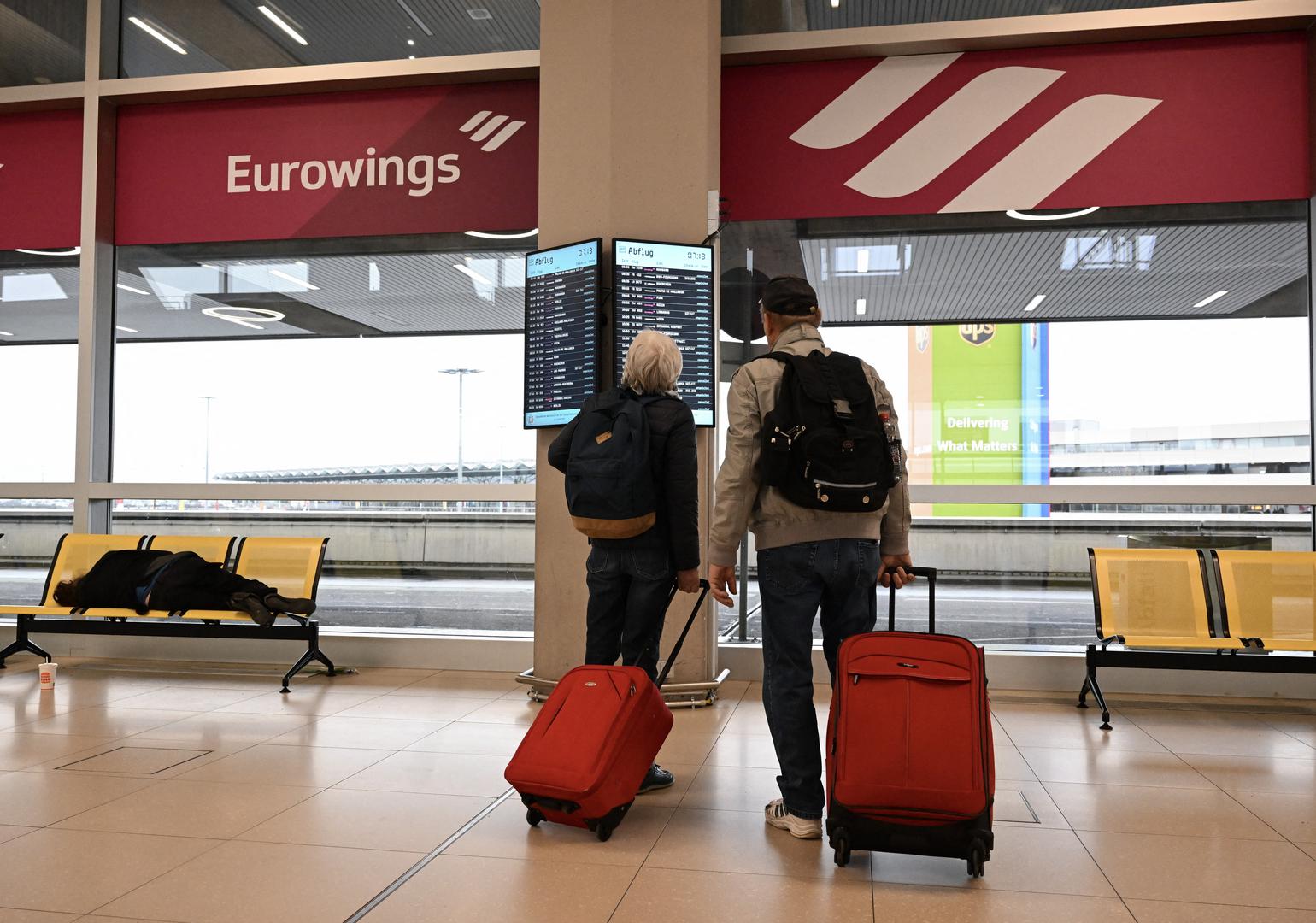 Travelers look at a screen with flight details during a strike of aviation security workers at Cologne-Bonn Airport called by German trade union Verdi, in Cologne, Germany, April 20, 2023. REUTERS/Jana Rodenbusch Photo: JANA RODENBUSCH/REUTERS