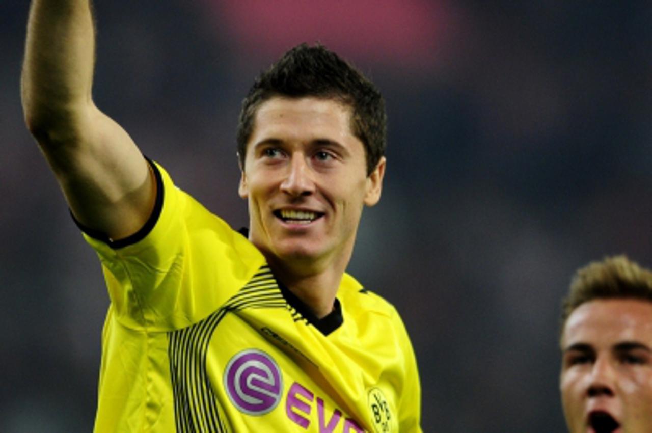 'Borussia Dortmund\'s Robert Lewandowski (L) celebrates with his teammates after scoring against Olympiakos during their UEFA Champions League, group F, football match in Athens on October 19, 2011.  