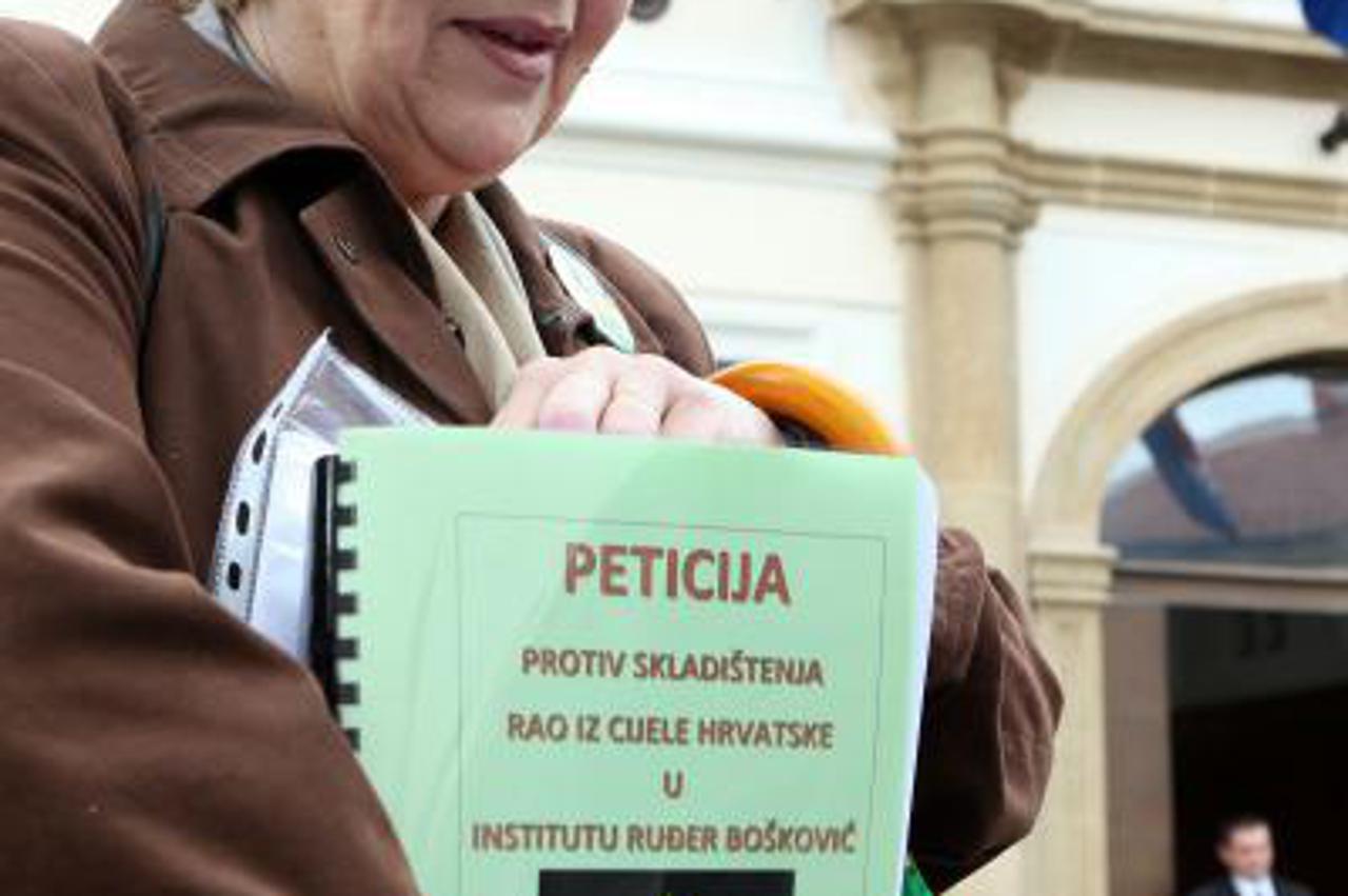 Vlasta Toth s peticijom