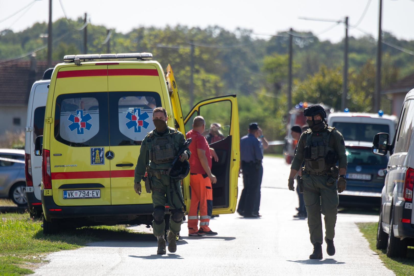 03.10.2023.,Tordinci - Muskarac se posvadjao sa susjedima, bacio im molotovljev koktel na kucu te se polio benzinom i zatvorio u svoju kucu. Photo: Borna Jaksic/PIXSELL