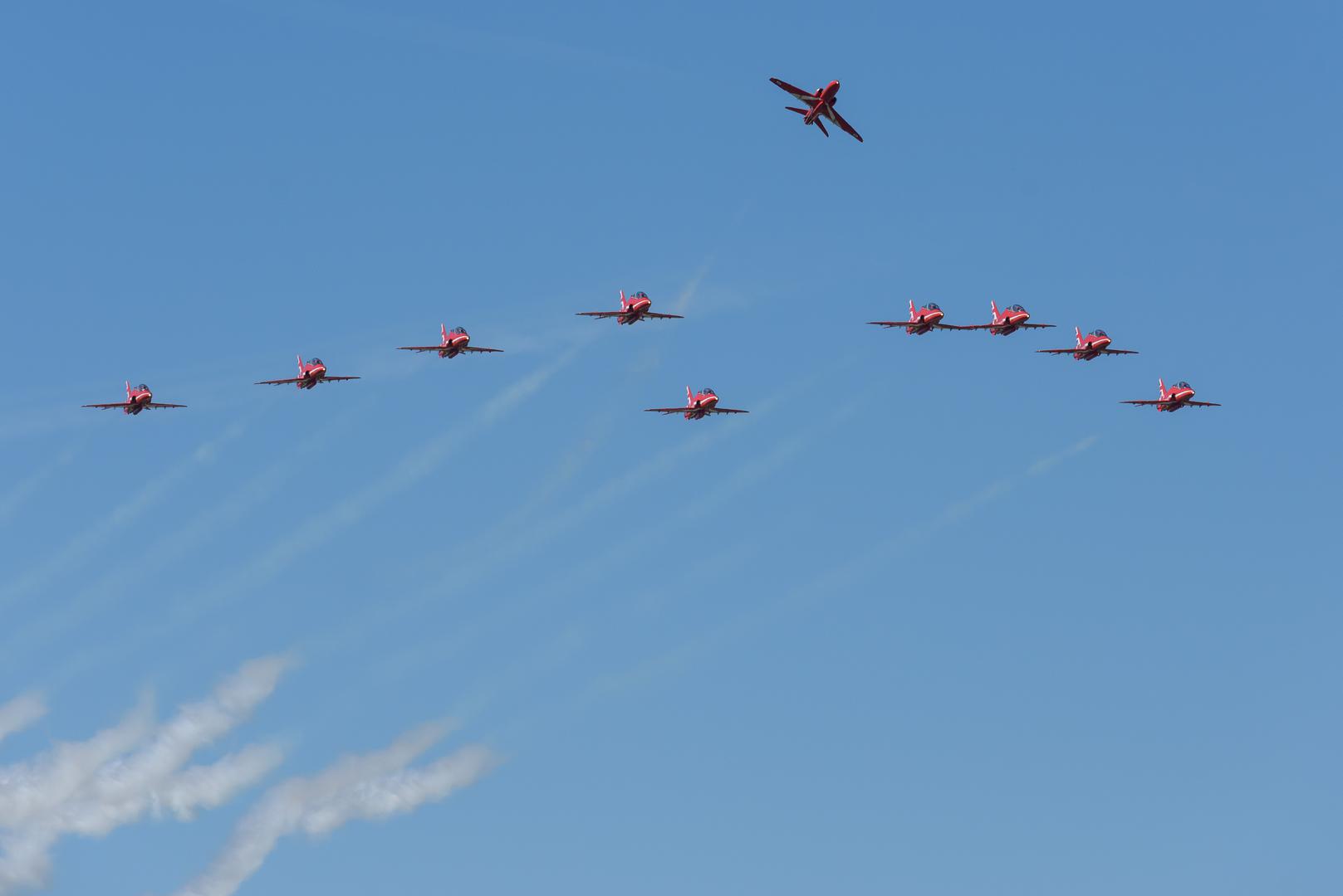 Akrobatska grupa RAF "Red Arrows" iz Ujedinjene Kraljevine Velike Britanije i Sjeverne Irske sletjela je sa 10 britanskih aviona BAE HAWK T-1 u vojarnu “Pukovnik Mirko Vukušić” u Zemuniku u dvodnevni posjet akrobatskoj grupi Hrvatskog ratnog zrakoplovstva “Krila Oluje”. 