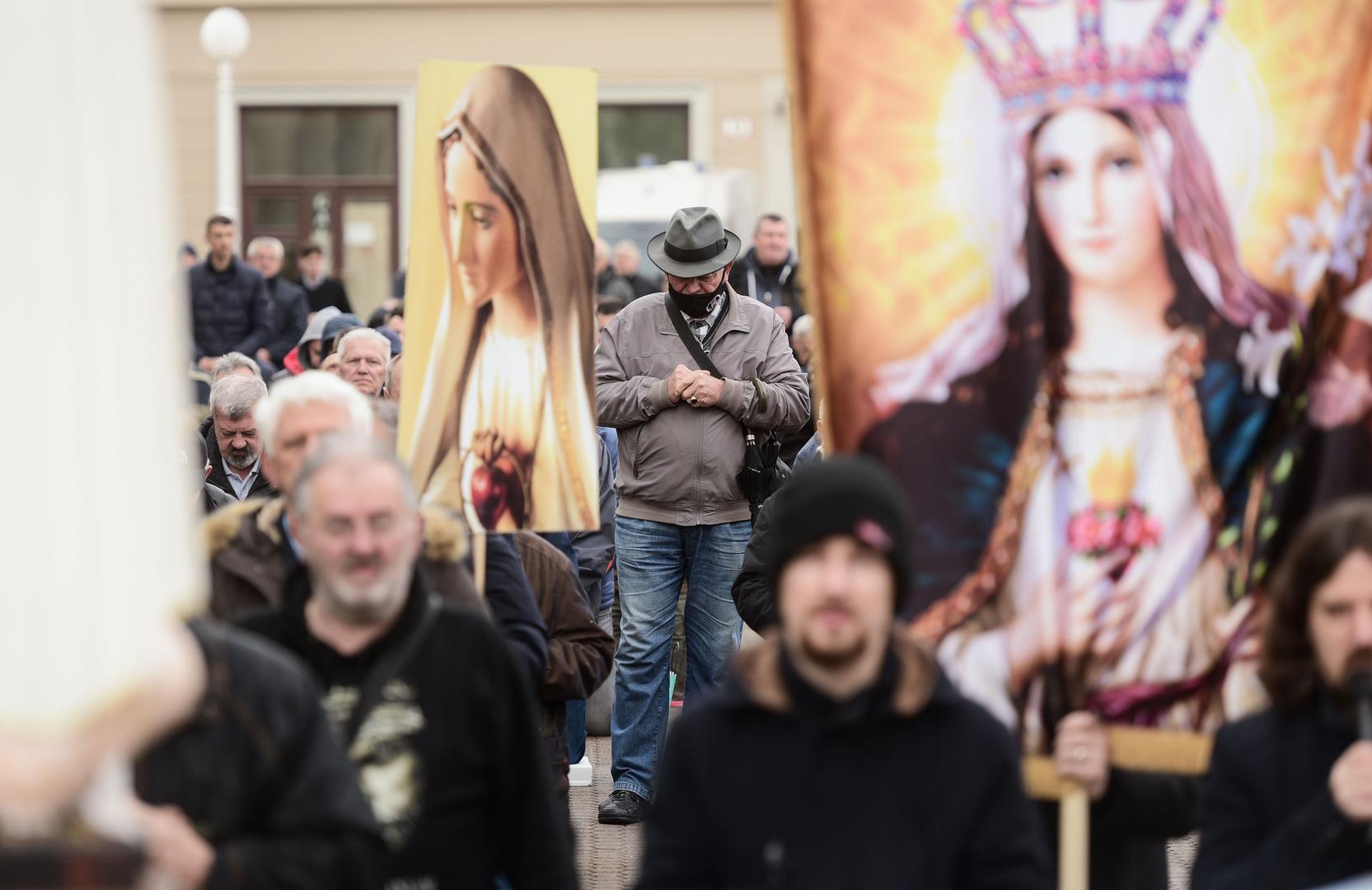 04.03.2023., Zagreb - Muskarci prve subote u mjesecu na muskoj molitvi krunice koja se odrzava na Trgu bana Josipa Jelacica gdje su i ove subote bilo ometanu od strane prosvjednika. Osim u Zagrebu, muskarci mole krunicu i u ostalih devet hrvatskih gradova. Photo: Neva Zganec/PIXSELL