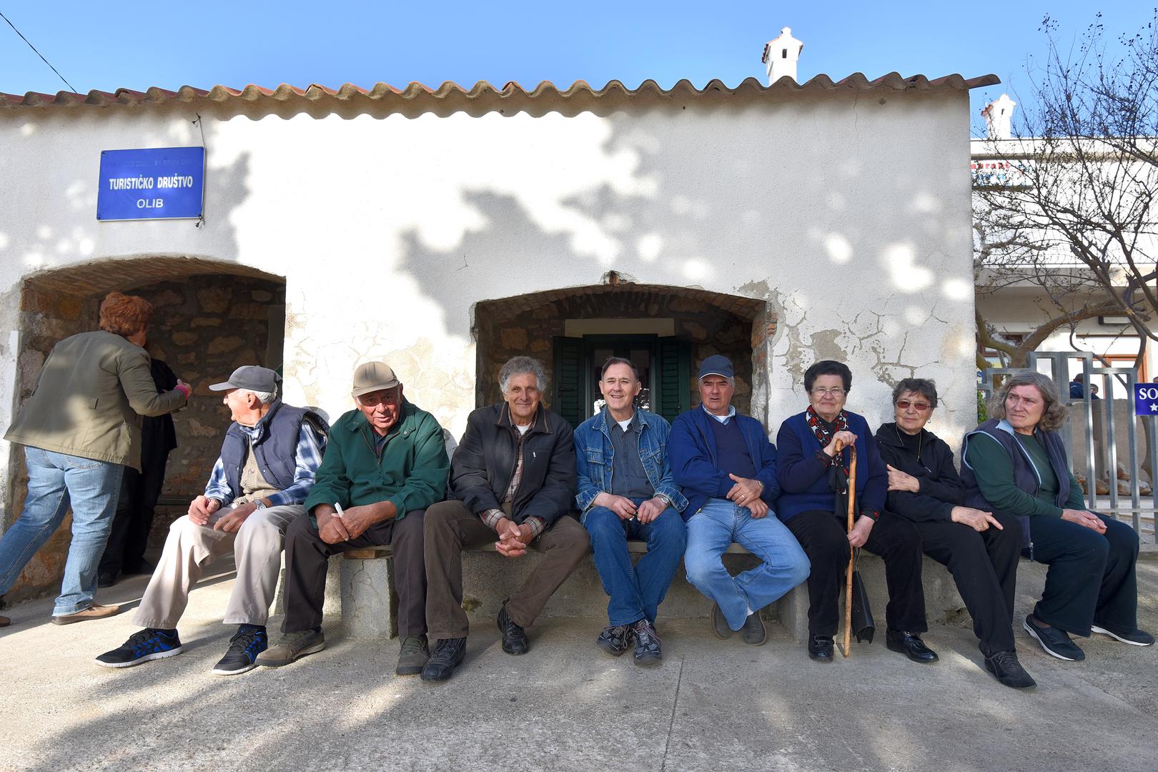 Olib (117 stanovnika) - Olib je otok s dugom poviješću, poznat po svojim suhozidima i maslinicima, koji stvaraju poseban mediteranski ugođaj.