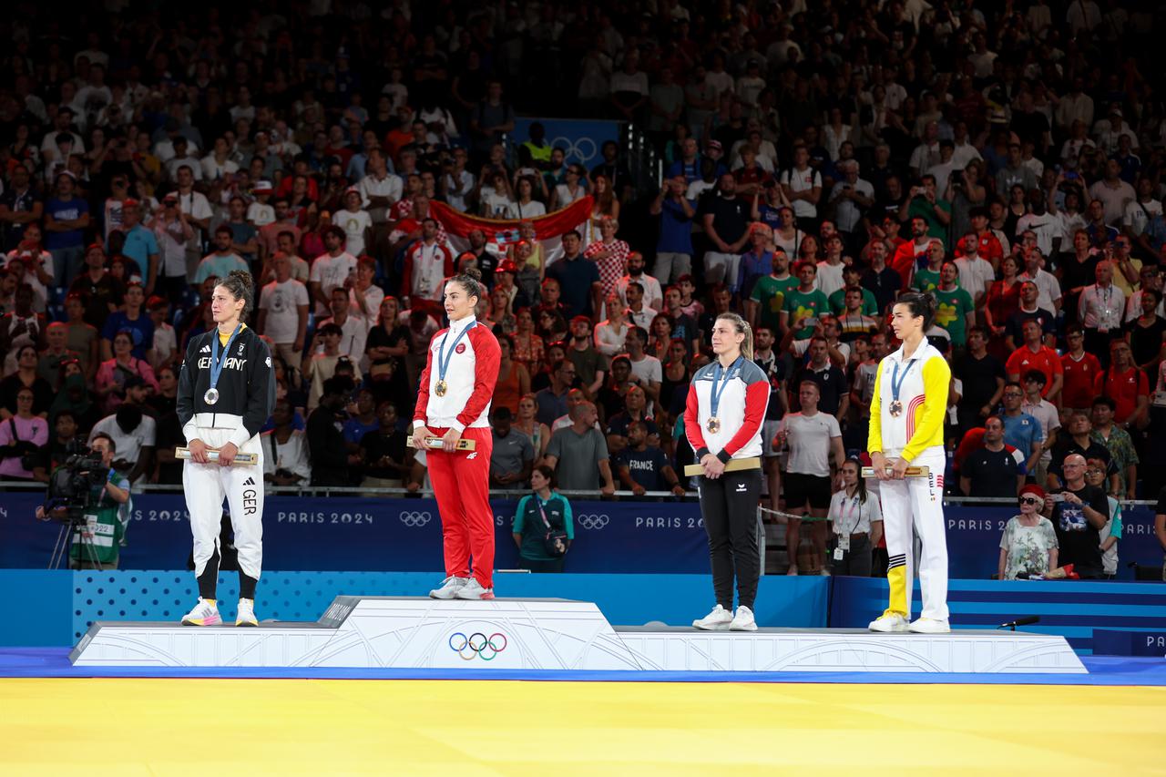 Barbara Matić na pobjedničkom postolju tijekom dodjele medalja u judu na Olimpijskim igrama u Parizu