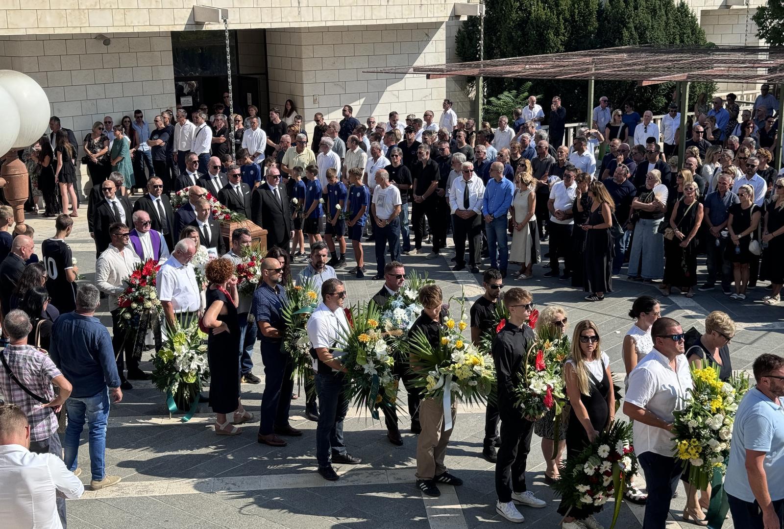 Pogrebu su prisustvovali i brojni poznati pa su tako posljednju počast vaterpolskoj legendi došli odati i umirovljeni general Ante Gotovina, Slaven Bilić, izbornik Ivica Tucak, ministrica Marija Vučković, splitski gradonačelnik Ivica Puljak, župan Blaženko Boban te brojni drugi.