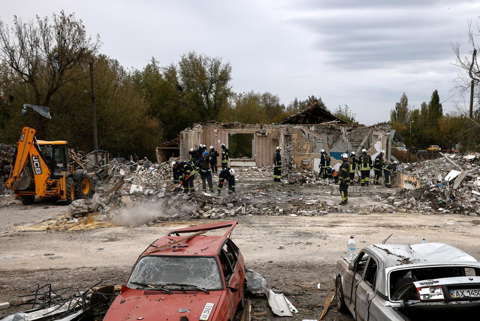 Emergency personnel work at a site of a Russian military strike, amid Russia's attack on Ukraine, in the village of Hroza, Kharkiv region, Ukraine October 6, 2023. REUTERS/Thomas Peter Photo: Thomas Peter/REUTERS