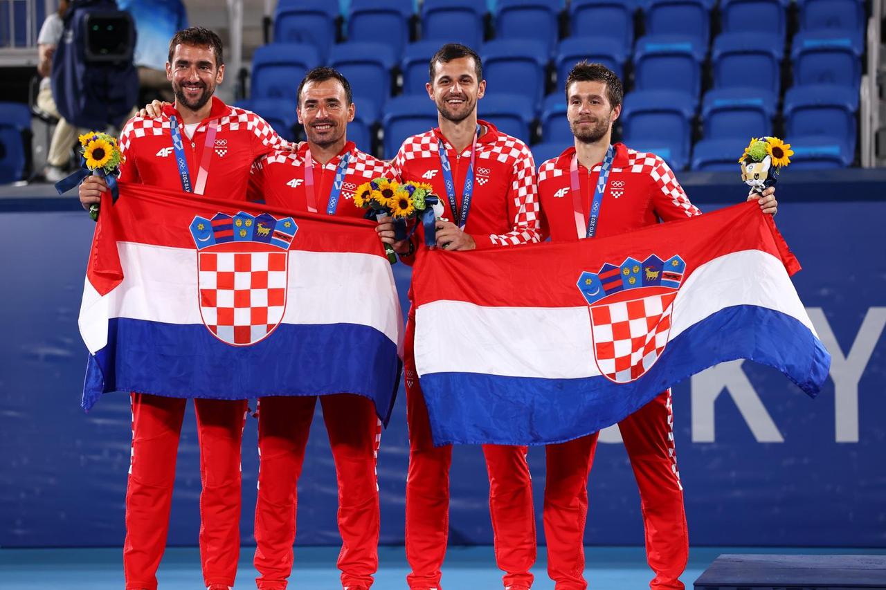 Tennis - Men's Doubles - Medal Ceremony