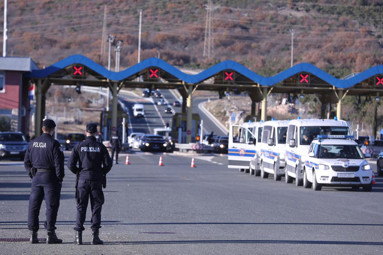 Dugopolje: Policija dočekuje navijače Rijeke koji pristižu na susret s Hajdukom