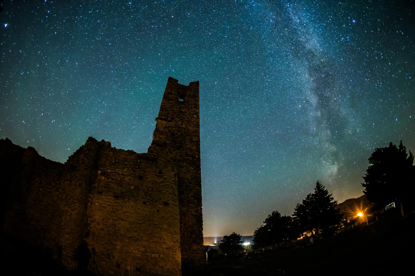 Meteorski roj Perzeidi, u Hrvatskoj poznatiji kao Suze svetog Lovre, osvijetlio je nebeski svod diljem svijeta na radost svih koji su željeli vidjeti zvijezde padalice, piše u nedjelju BBC.