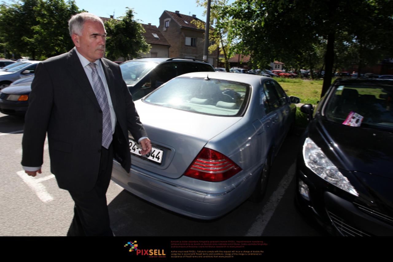 '07.05.2010.Zagreb, Hrvatska - Miramarska 38, Ivan Mravak - bivsi predsjednik uprave Hep-a, policija je nakon pretresa auta i stana uhitila Ivana Mravka..Photo: Marko Prpic/PIXSELL'