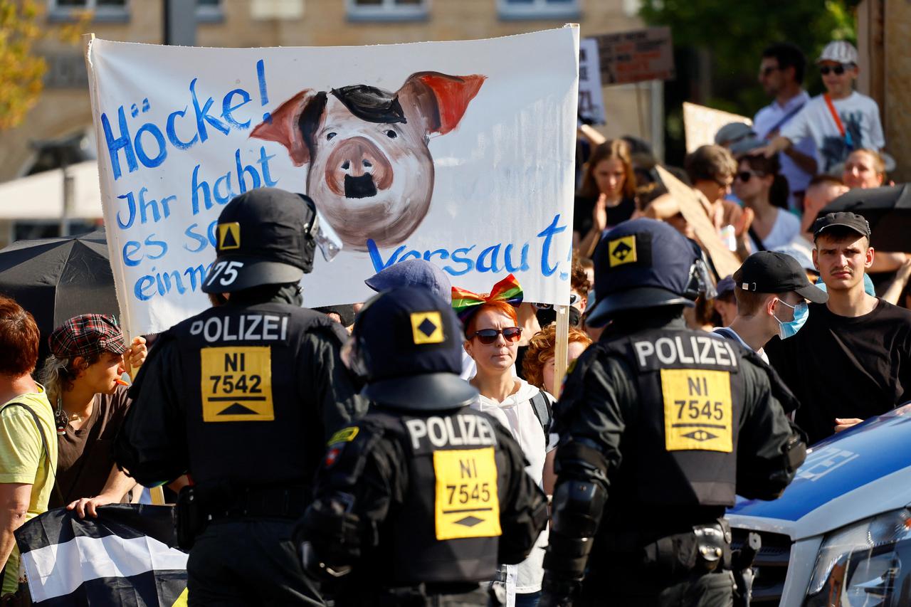 Letzte Generation activists protest at German airport