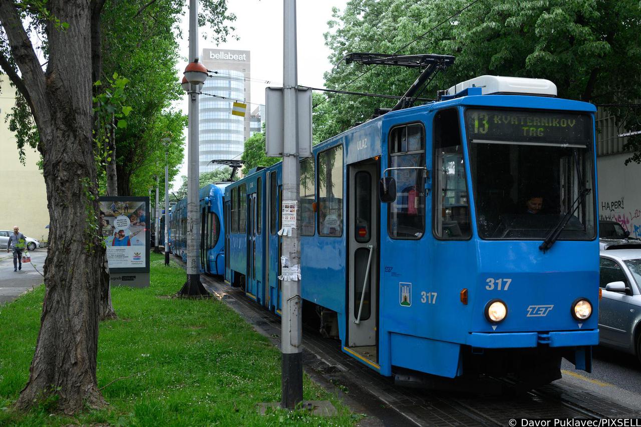 

Zagreb: Velika prometna gužva i zastoj tramvaja u Savskoj ulici