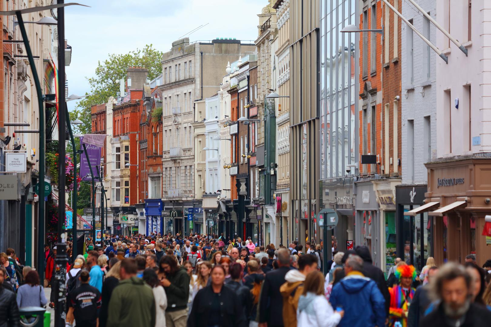 Dublin, Irska: Dublin, nekada šarmantan grad, opisali su kao ‘razvodnjen’ modernim uredskim zgradama i korporacijama, gubeći svoj nekadašnji karakter. ‘Moderni Dublin sjena je onoga što je bio nekadašnji. Njegov šarm toliko je razvodnjen količinom uredskih blokova i multinacionalnih korpusa da se ne razlikuje mnogo od ostalih europskih gradova’. 