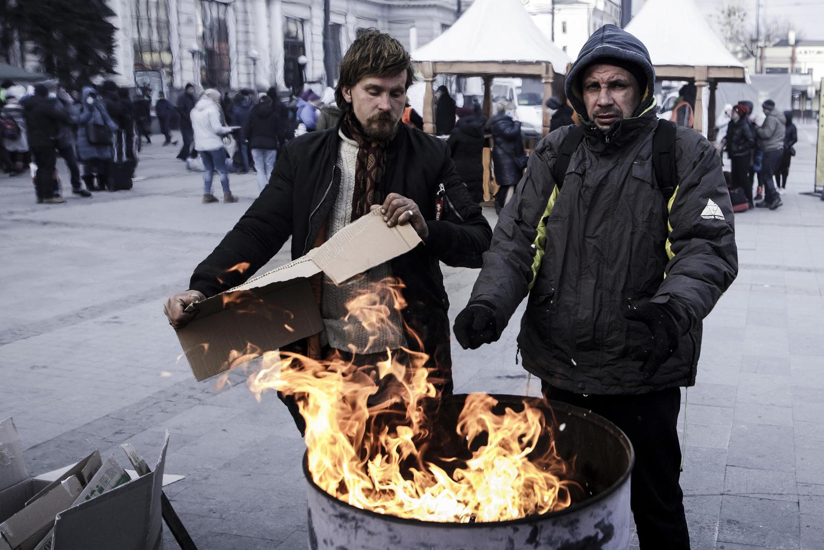 10.03.2022., Lavov, Ukrajina - Na glavnom zeljeznickom kolodvoru u Lvivu jos uvijek se nalazi veliki broj ljudi koji na velikoj hladnoci ceka svoju priliku za bijeg iz Ukrajine.
 Photo: Milan Sabic/PIXSELL