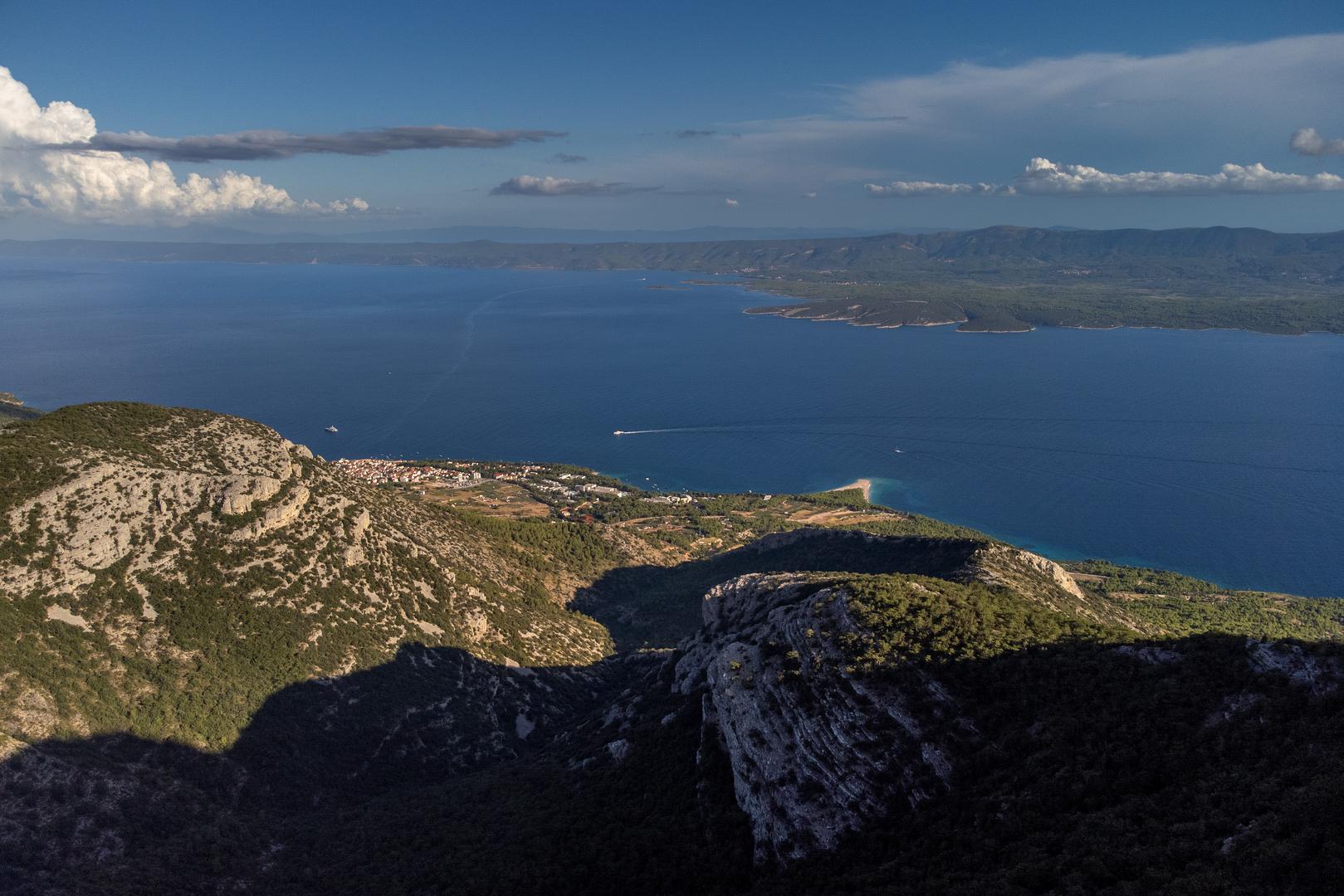 Vrh Vidova gora visok 780 metara ujedno je najviši vrh jadranskih otoka, a njega se pruža pogled na okolne otoke - pa čak u dobrim uvjetima i do Italije. 