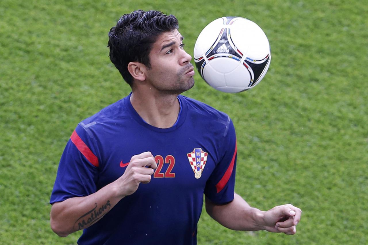 'Croatia\'s national soccer player Eduardo attends a training session during the Euro 2012 at city stadium in Poznan, June 13, 2012.  REUTERS/Tony Gentile (POLAND  - Tags: SPORT SOCCER)  '