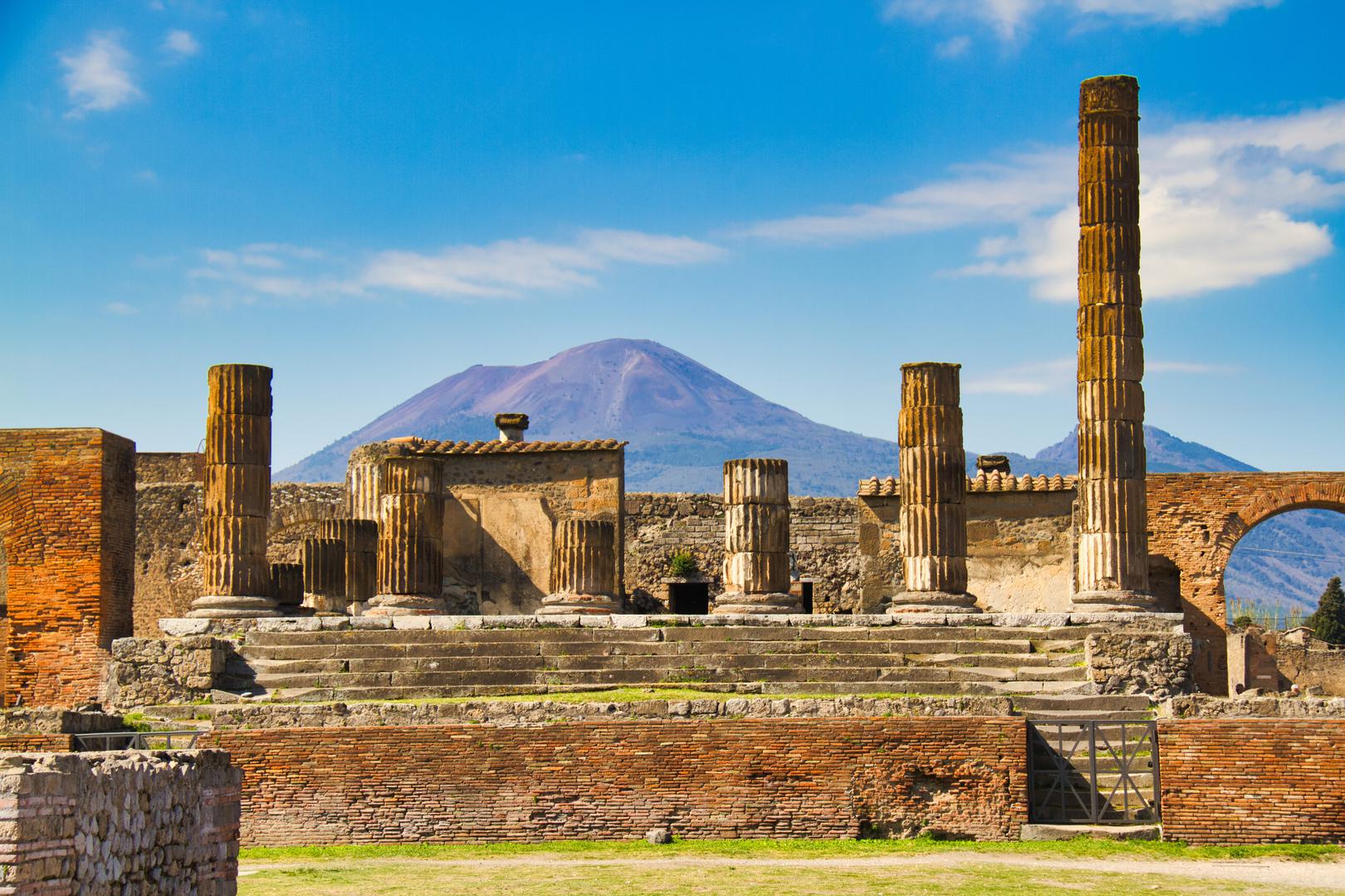 5. Pompeji su ponovno otkriveni u 18. stoljeću: Godine 79. nove ere, kada je vulkan Vezuv eruptirao prvi put u 1800 godina, potpuno je iznenadio stanovnike Pompeja. Grad i njegovi ljudi bili su zatrpani ispod 5 metara pepela dok su obavljali svoje svakodnevne poslove, stvarajući prirodnu vremensku kapsulu za buduće generacije da zavire u život starog Rima. Prvo iskapanje započelo je 1748. što je pomoglo pokrenuti eru neoklasizma u 18. stoljeću koja je tražila utjecaj od starog Rima. Otprilike 2,5 milijuna turista svake godine posjeti Pompeje i to je jedan od vrhunaca odmora u Sorrentu.