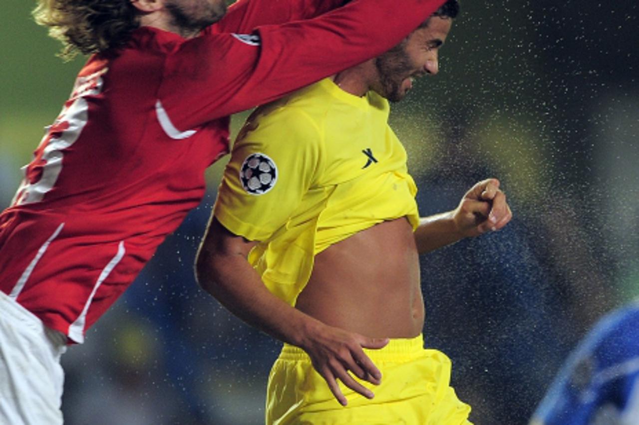 'Odense BK\'s Stefan Wessels  (L) vies with Villarreal\'s Brazilian forward Nilmar (R) during their UEFA Champions League play off second leg football match Villarreal CF vs Odense BK on August 23, 20