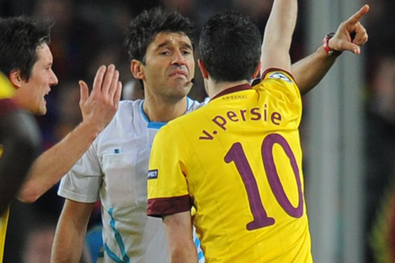 'The referee shows a red card to Arsenal\'s Dutch forward Robin van Persie during their Champions League round of 16, 2nd leg football match FC Barcelona vs Arsenal on March 8, 2011 at Camp Nou stadiu