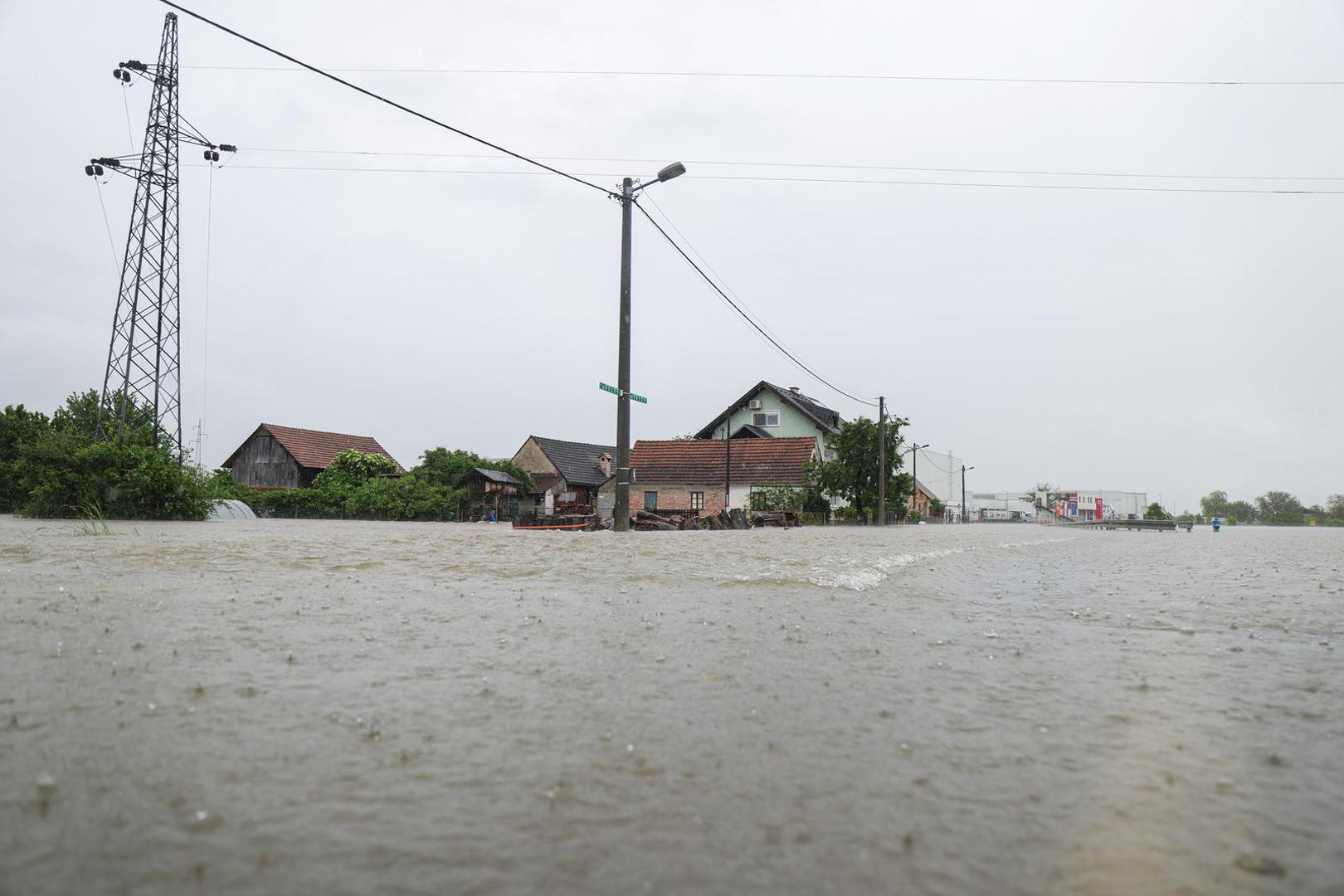 17.05.2023., Karlovac - U naselju Selce rijeka Kupa se izlila iz korita te se izlila na cestu. Photo: Luka Stanzl/PIXSELL