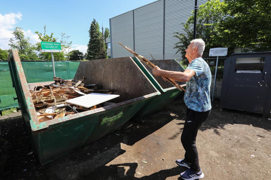 Zagreb: Dijeljenje vrećica za komunalni otpad u reciklažnom dvorištu na Jarunu