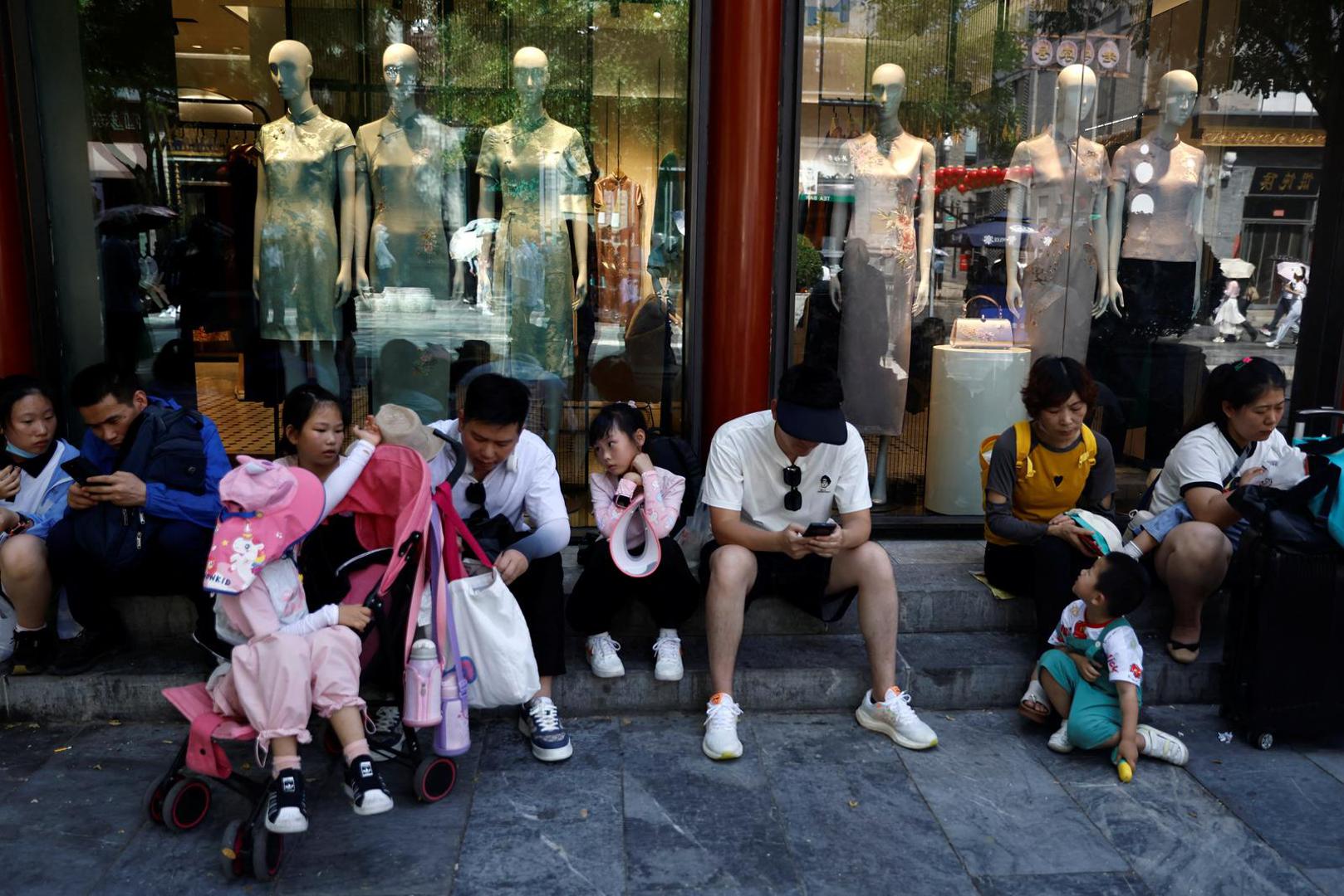 People rest in a shade on a street, amid a red alert for heatwave in Beijing, China July 6, 2023. REUTERS/Tingshu Wang Photo: TINGSHU WANG/REUTERS