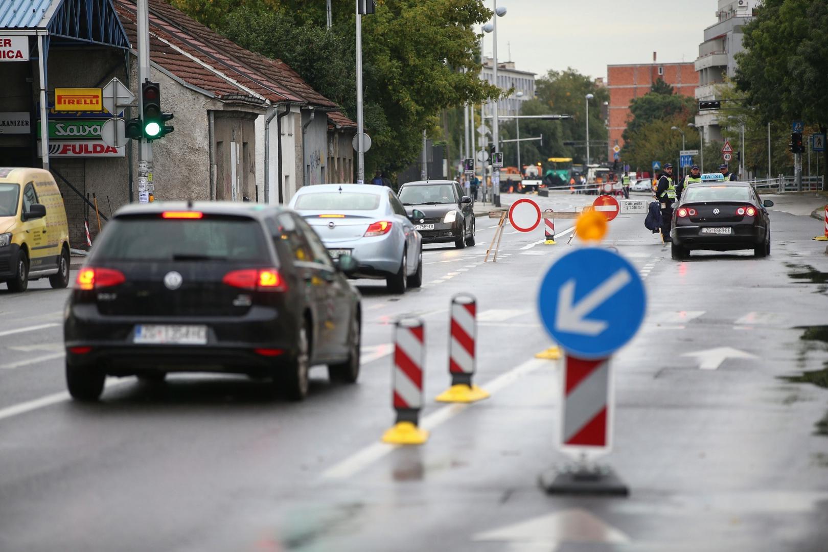 30.09.2021., Zagreb - Radovi na puknucu cijevi na Selskoj ulici nisu prouzrocili velike guzve tijekom jutra.
Photo: Matija Habljak/PIXSELL