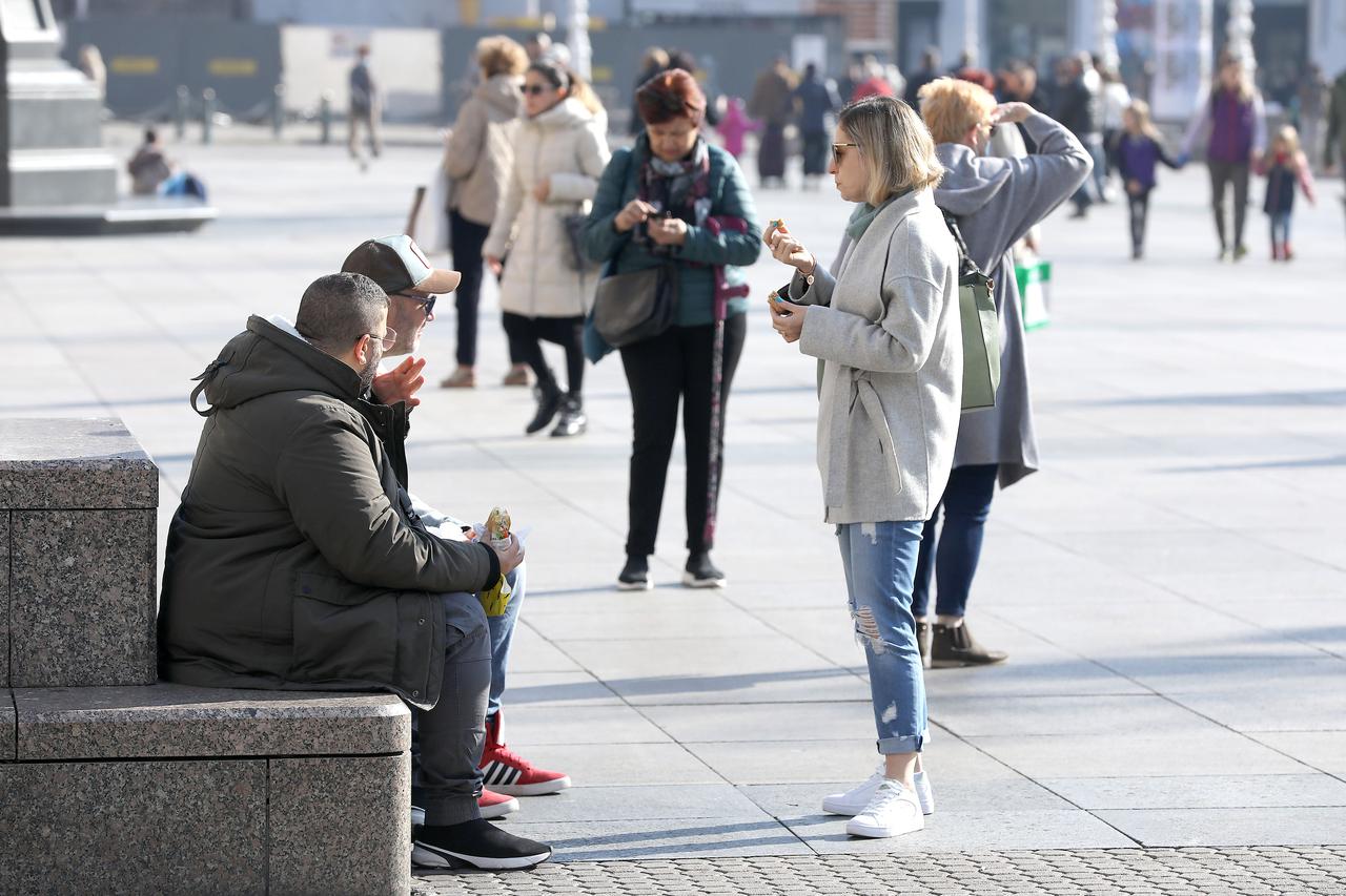 Zagrepčani uživaju u toplom jesenskom danu na Trgu bana Jelačića