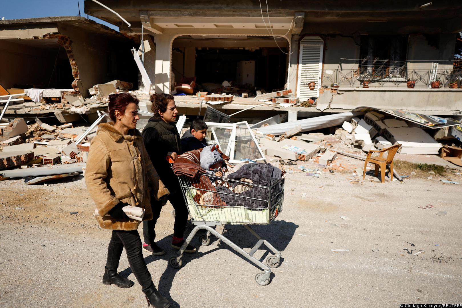 Parlakgun family return to their tent with mother Tulay pushing baby Salih in a shopping trolly through the destroyed streets in the aftermath of a deadly earthquake in Hatay, Turkey February 14, 2023. REUTERS/Clodagh Kilcoyne Photo: Clodagh Kilcoyne/REUTERS