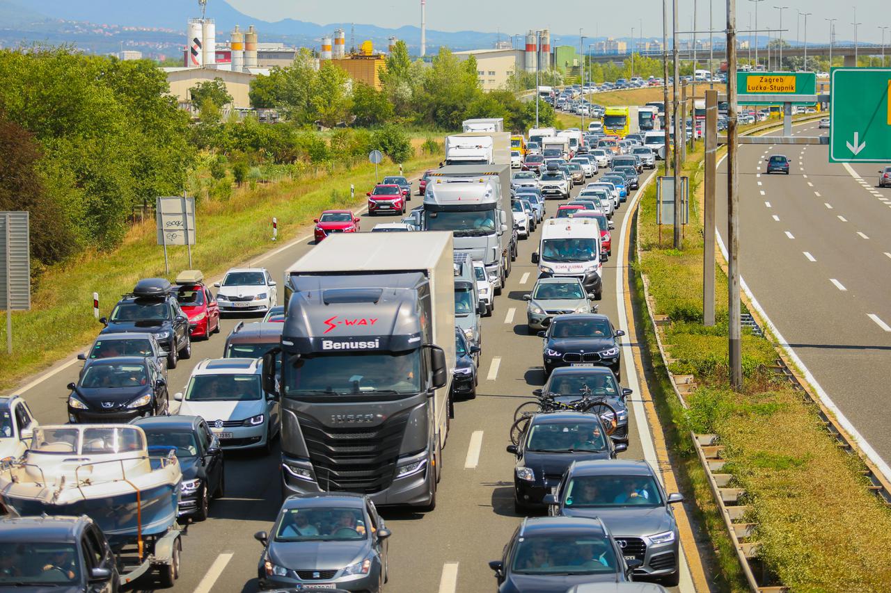 Velike gužve kod Lučkog u smjeru prema moru