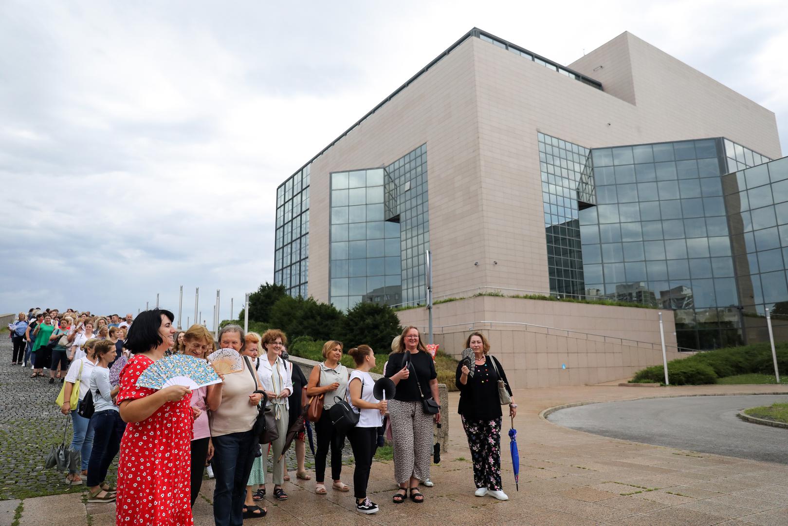 25.07.2023., Zagreb,  Pravosudni sluzbenici koji su vec osmi tjedan u strajku dosli su izraziti svoje nezadovoljstvo s pregovorima ispred Kongresne dvorane gdje se odrzava 256.sjednica Gospodarsko-socijalnog vijeca na kojoj se prezentira prijedlog zakona o placama u drzavnoj sluzbi i javnim sluzbama Photo: Emica Elvedji/PIXSELL