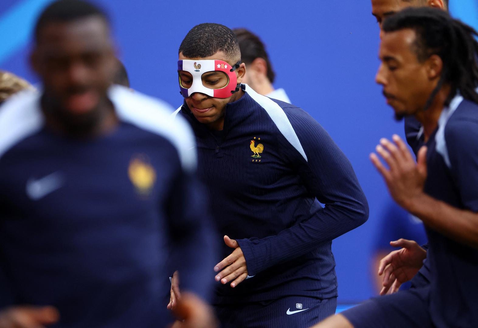 Iako nije ulazio u igri, sudjelovao je na zagrijavanju momčadi uoči utakmice, a ondje je pokazao svoju novu masku. 