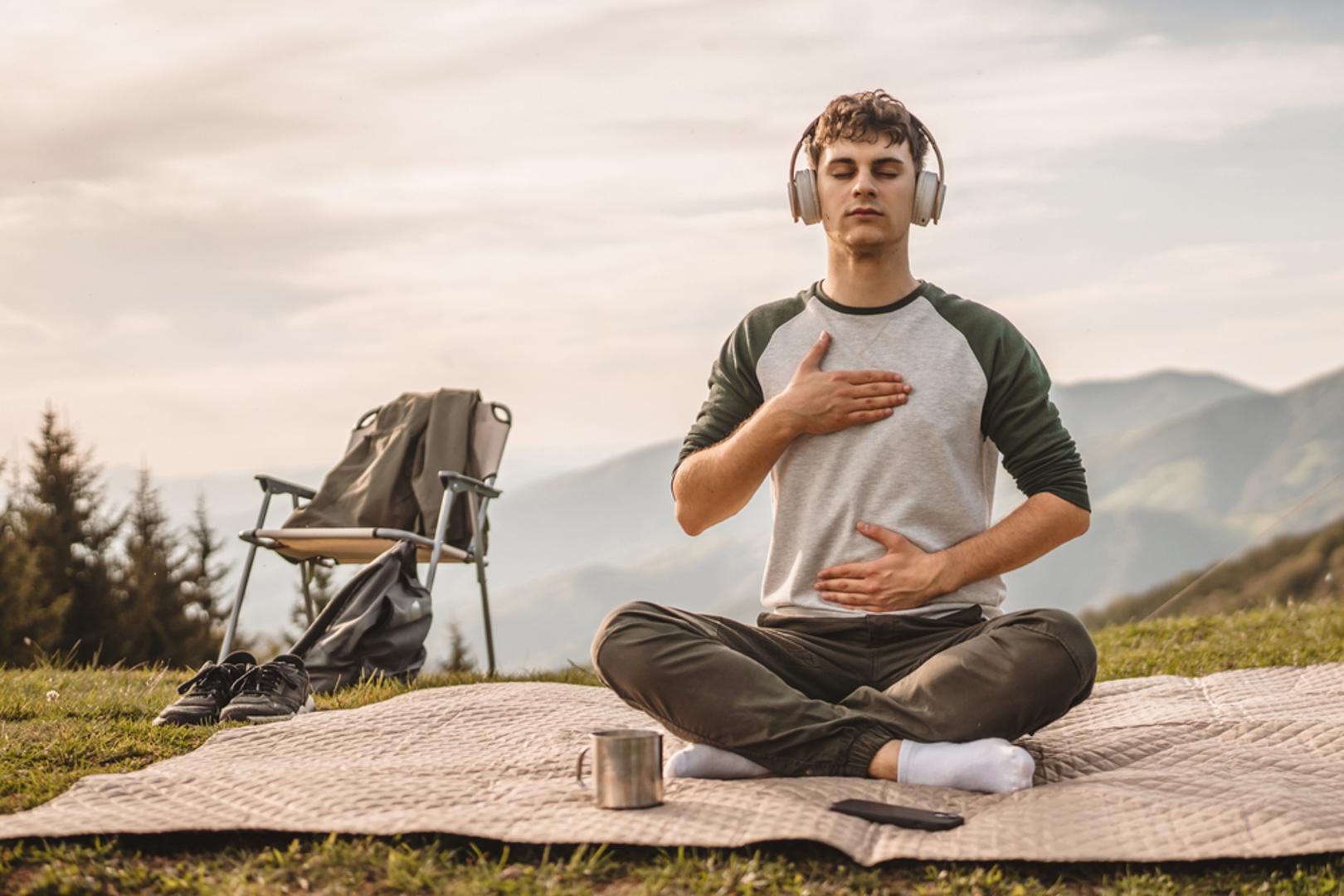 Vježbe disanja i meditacija: Duboko disanje i meditacija pomažu u smanjenju stresa, jednog od glavnih uzroka glavobolje. Sjednite na mirno mjesto, zatvorite oči i fokusirajte se na duboke, spore udisaje i izdisaje.