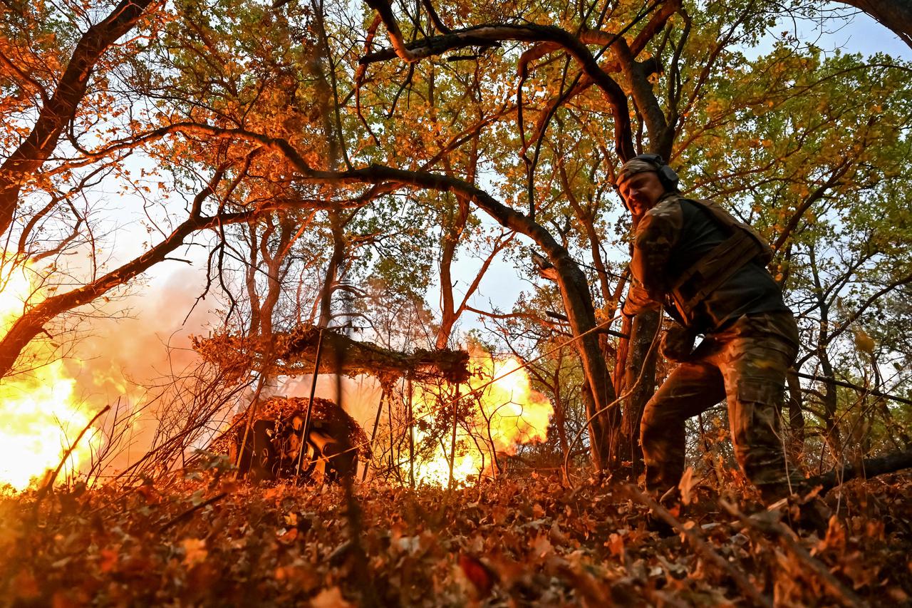 Ukrainian service members from the special police unit fire a howitzer D30 towards Russian troops near the frontline city of Toretsk