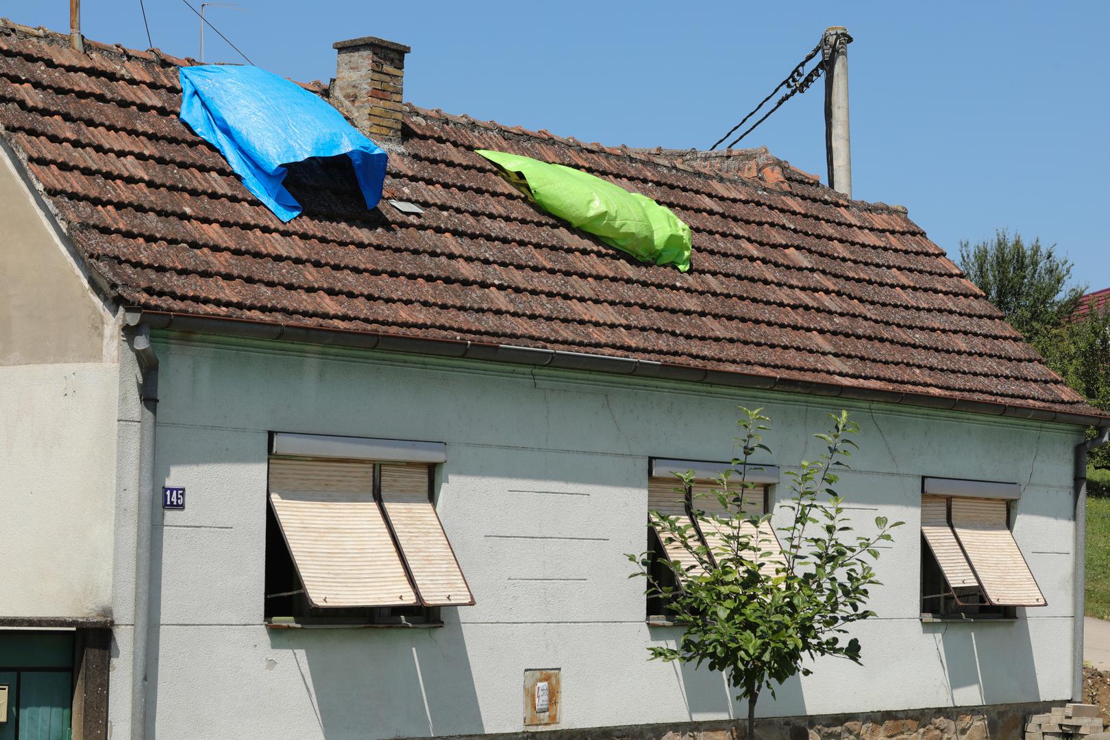 20.07.2023., Vinkovci - Gradiste, Andrijasevci i Cerna slavonska sela koja su jako strradala od posljednjeg olujnog nevremena. Stanovnici pokusavaju sanirati stetu. Photo: Dubravka Petric/PIXSELL