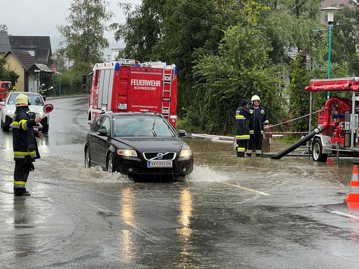 Austrian firefighters direct traffic following heavy rainfall in Kuehnsdorf, Austria, August 5, 2023. REUTERS/Louisa Off Photo: LOUISA OFF/REUTERS