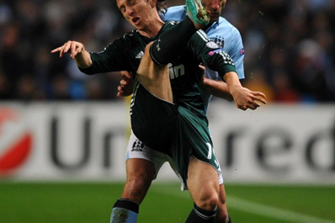 'Manchester City\'s Pablo Zabaleta (back) and Real Madrid\'s Luka Modric (front) battle for the ball Photo: Press Association/Pixsell'