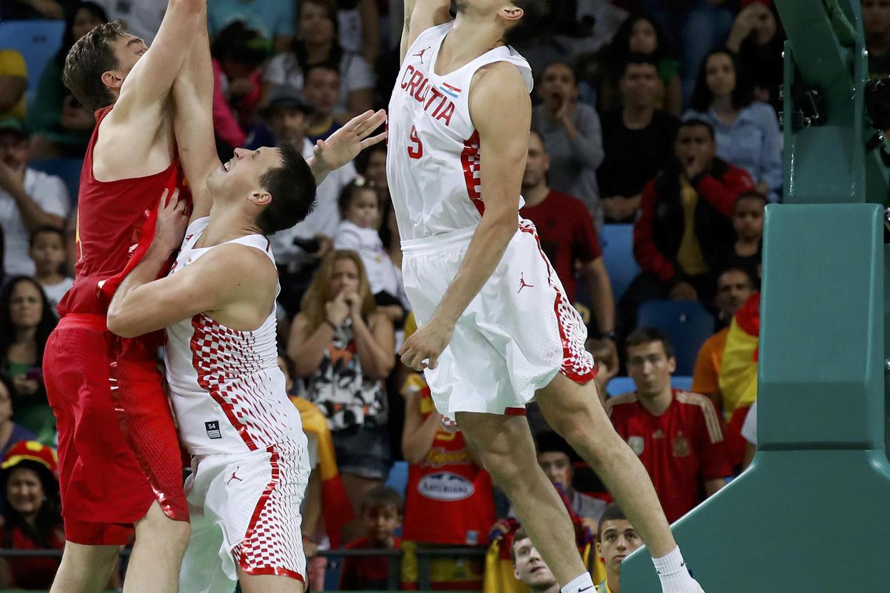 2016 Rio Olympics - Basketball - Preliminary - Men's Preliminary Round Group B Croatia v Spain - Carioca Arena 1 - Rio de Janeiro, Brazil - 07/08/2016. Dario Saric (CRO) of Croatia blocks the shot from Pau Gasol (ESP) of Spain to win the game. REUTERS/Jim