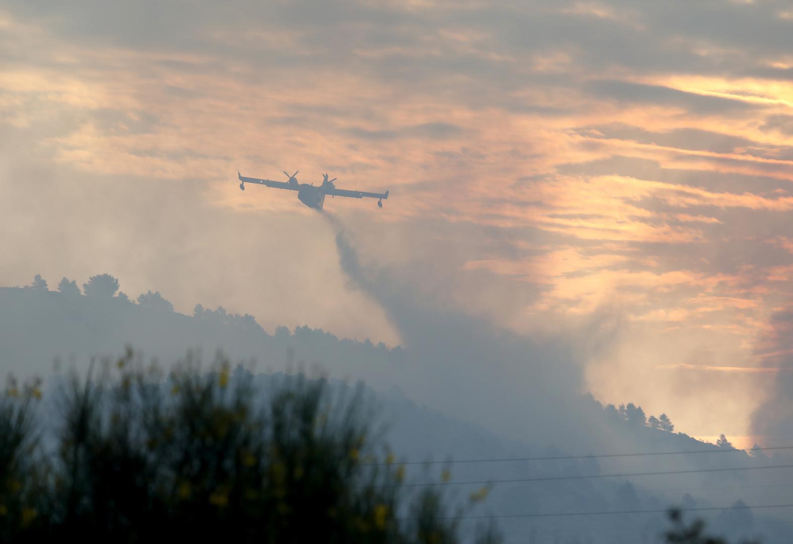 22.04.2024., Vrpolje - Pozar na nepristupacnom terenu izmedju Vrpolja i Grebastice. Photo: Dusko Jaramaz/PIXSELL