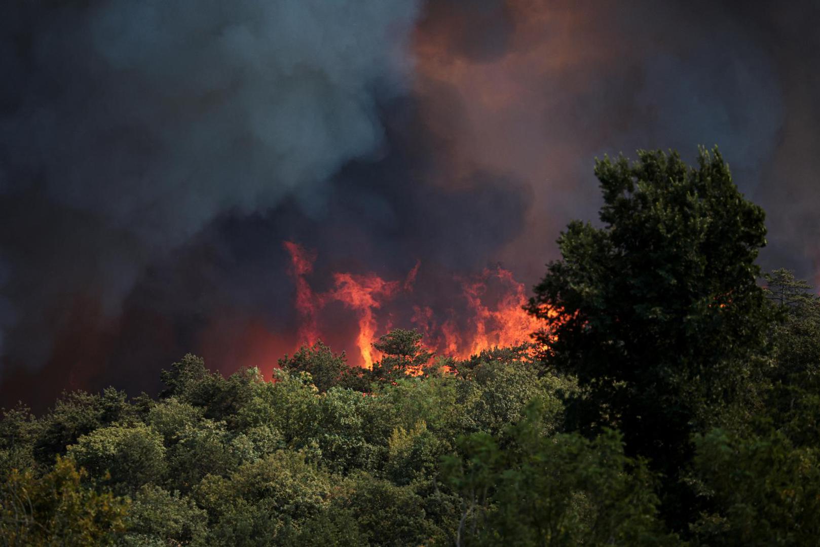 Wildfire burns at the border with Slovenia seen from Rupa, Italy, July 20, 2022. REUTERS/Borut Zivulovic Photo: BORUT ZIVULOVIC/REUTERS